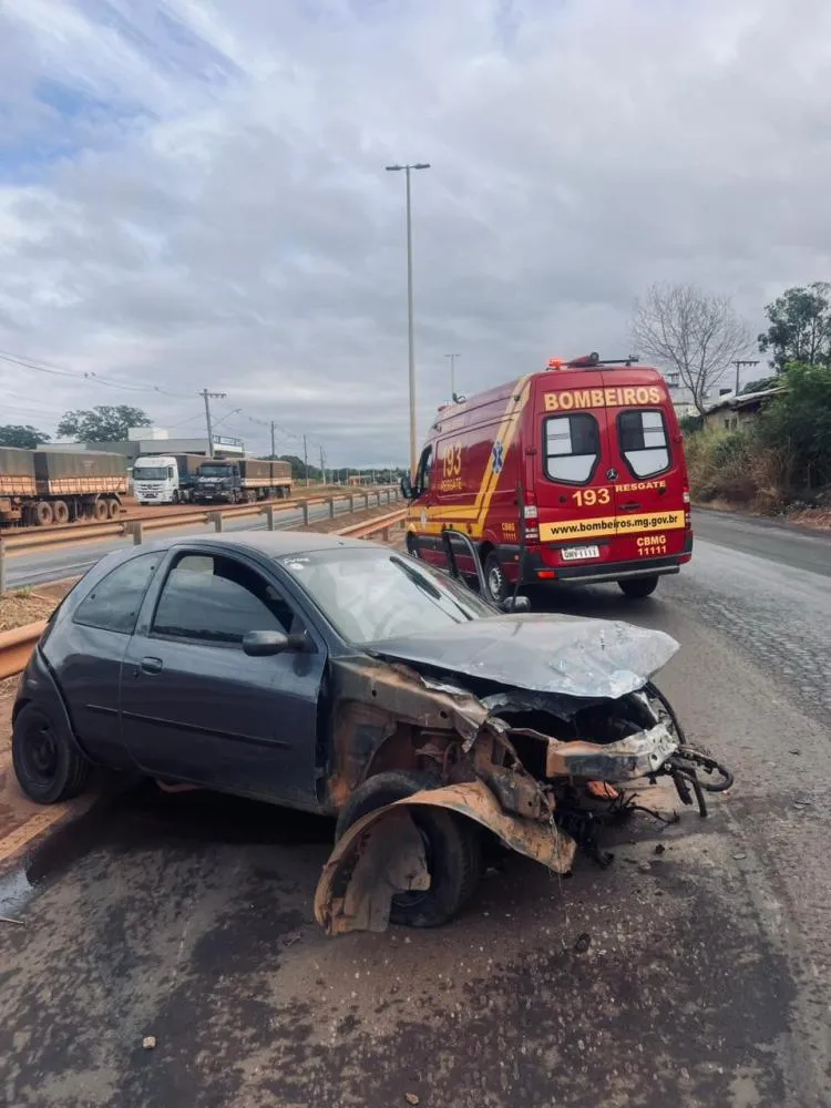 Vítima é arremessada para fora de carro após grave acidente na BR-251, em Unaí