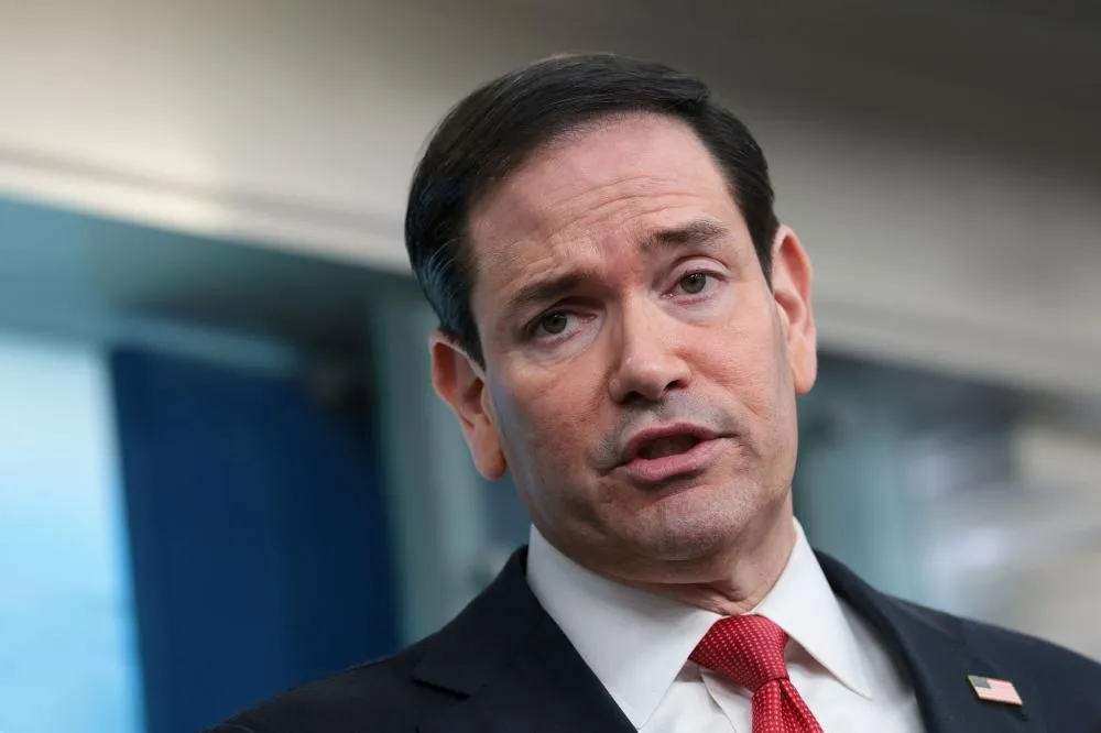 Marco Rubio responde Flávio Bolsonaro e reforça apoio dos EUA a tarifas contra o Brasil