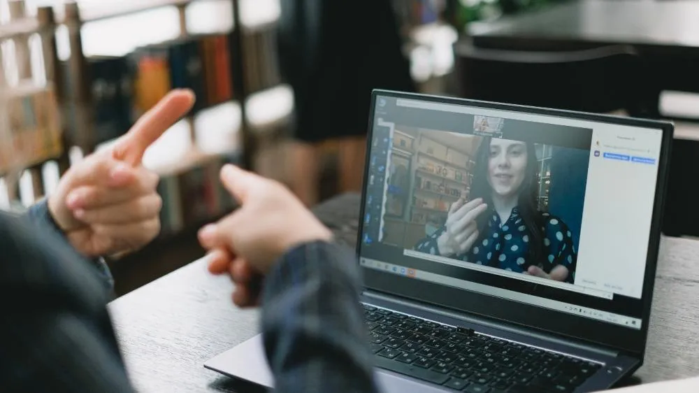 LIBRANDO TECH abre inscrições para formação gratuita em Libras aplicada à tecnologia e inovação para todo o Brasil