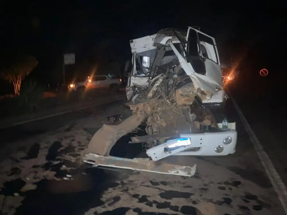 Motoristas escapam ilesos após forte colisão entre caminhões na MG-188,entre Unaí e Paracatu