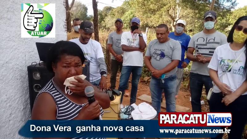 Família que morava há 28 anos em casa de lona ganha nova casa em Paracatu