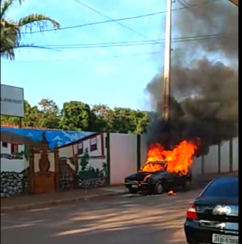 Carro pega fogo após possível pane elétrica em Paracatu