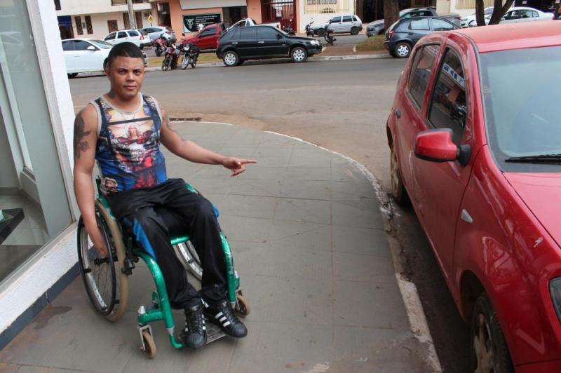 Cadeirante reclama da falta de acessibilidade e conscientização de motoristas em Paracatu