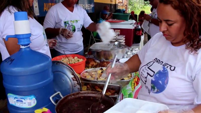 Projeto social realiza almoço especial para moradores de rua em Paracatu